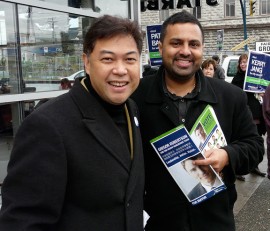 Le conseiller municipal de Vancouver Kerry Jang en compagnie de Raj Hundal, un ancien collègue à l'Hôtel de ville 