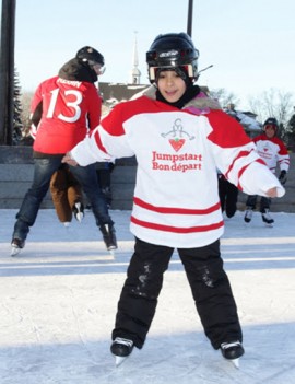 Un enfant s'essayant au hockey grâce à la Fondation Bon Départ | Photo par la Fondation Bon Départ