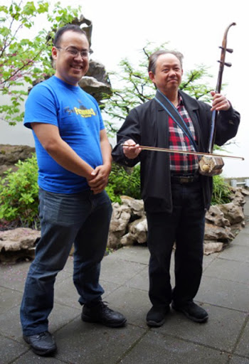 Daniel Chai du groupe The Fictionals (gauche) et Ji Rong Huang de l'ERHU (droit). Photo par Anne-Laurence Godefroy