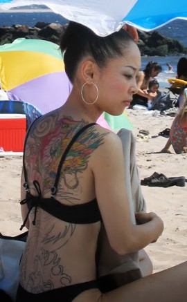 Les tatouages s'exposent sur les plages de Vancouver | Photo par angrywayne, Flickr 