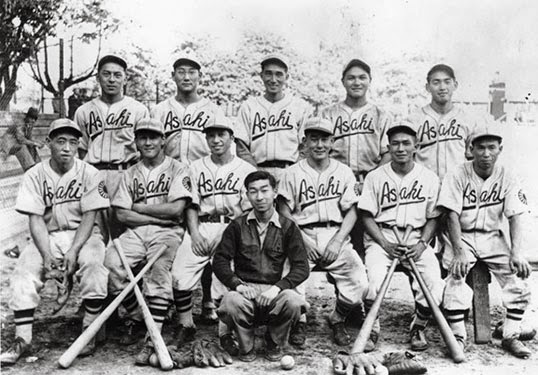 Portrait d'époque de l'équipe Asahi dans leurs tenues traditionnelles