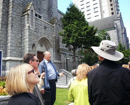 L'historien et guide Maurice Guibord (au centre) lors d'une visite. | Photo par Vancouver Heritage Foundation