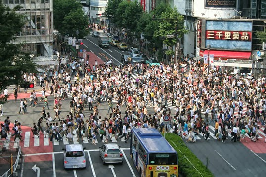 Un scène typique des grandes foules dans les rues au Japon. | Photo par Mash Down Babylon, Flickr