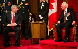 Le Gouverneur général David Johnston en compagnie du Premier ministre Stephen Harper lors du récent Discours du Trône. Photo de Stephen Harper, Flickr