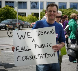 Un opposant au Parti Vision Vancouver. Photo par Brent Garnby, Flickr