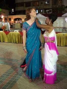 L’art de ré-ajuster le sari. | Photo par willsfca, Flickr