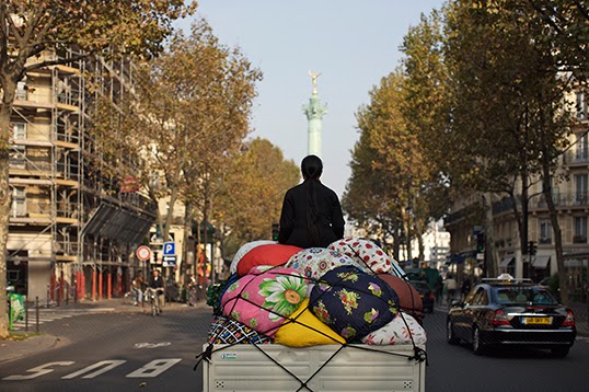 Kimsooja sur son Bottari Truck, dans les rues de Paris. | Photo de Kimsooja Studio