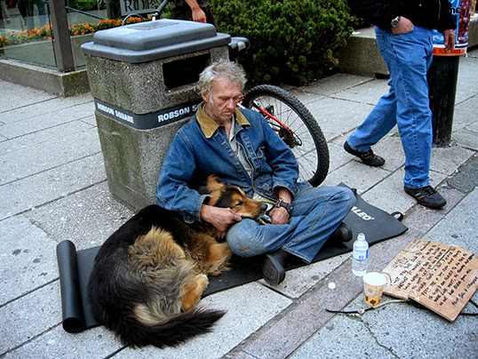 Un sans-abri et son chien sur la rue Granville. | Photo par aliphoto2007, Flickr