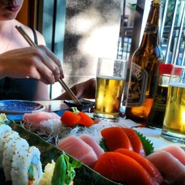 Un client deguste un sushi au Miko Sushi sur la rue Robson. | Photo par Brian LeRoux