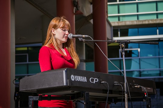 Une chanteuse en spectacle à Victoria. |   Photo de Société francophone de Victoria