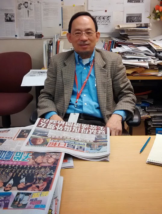 Victor Ho, rédacteur en chef de l'édition britanno-colombienne du Sing Tao, dans son bureau. | Photo par Gary Drechou