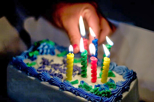 Un anniversaire célébré avec un gâteau à la crême glacée. | Photo par Imelda, Flickr
