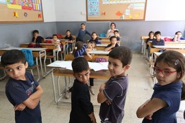 Enfants réfugiés syriens dans une salle de classe.|Photo de World Back Photo Collection