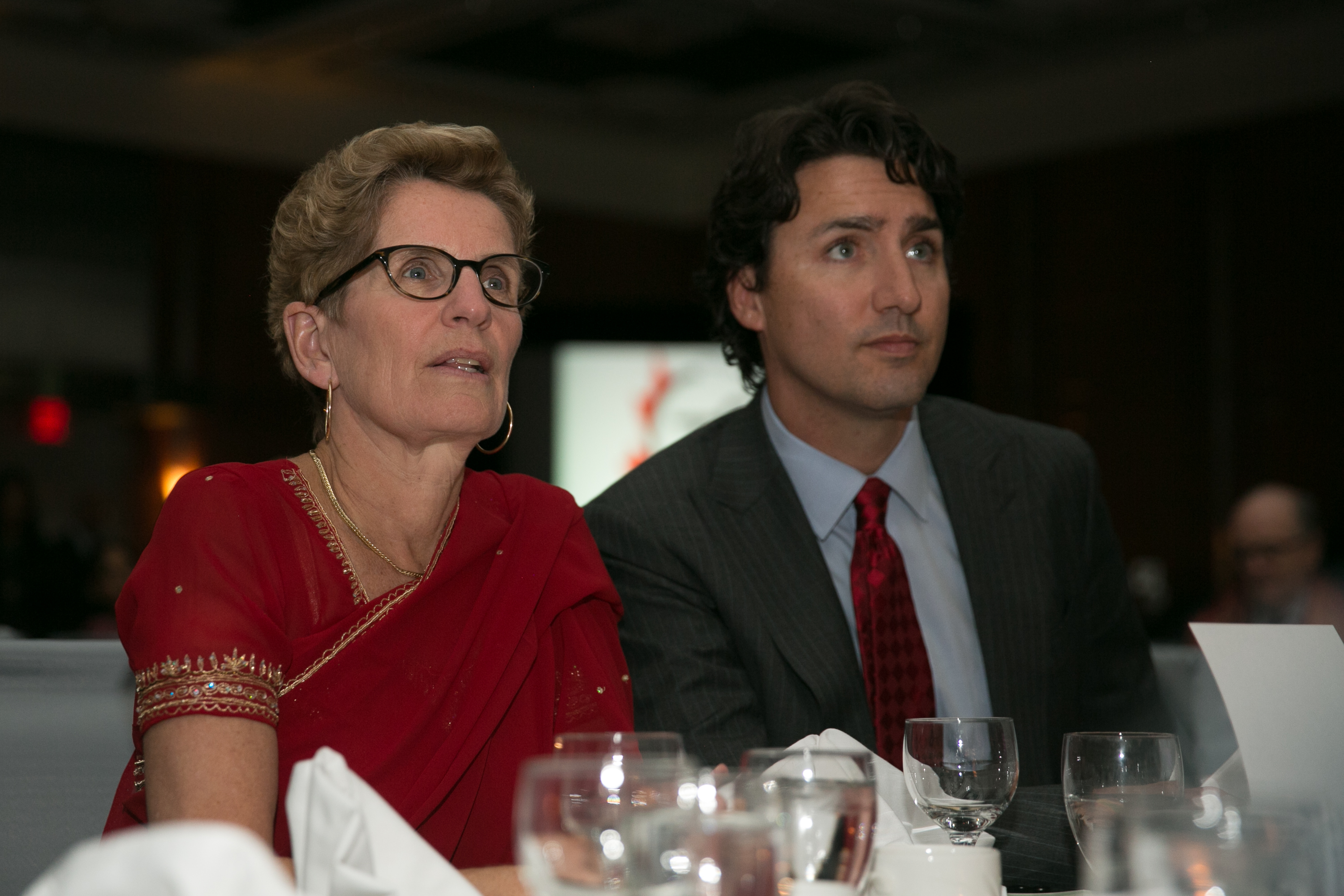 La chef de file libérale en Ontario, Kathleen Wynne, en compagnie du chef libéral fédéral, Justin Trudeau. | Photo de Premier of Ontario Photography