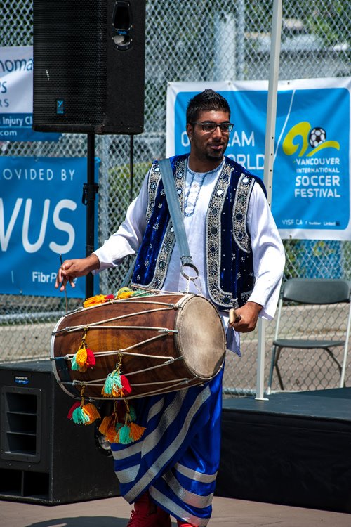 Un musicien indo-canadien joue la troisième mi-temps lors du Vancouver International Soccer Festival (VISF). | Photo par Adri Hamael, Vancouver International Soccer Festival