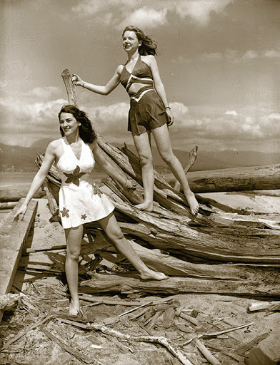 Jeunes femmes des années 1950 sur une plage Vancouvéroise.