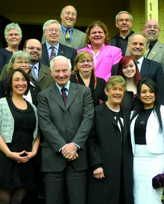 Des officiels et des membres de la communauté francophone de C.B. à Maillardville lors de la visite de David Johnston, Gouverneur général du Canada. 