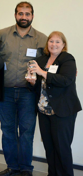 Patricia Gagnon (à droite), présidente du Comité MISA de North Vancouver Island, recevant le Prix Riasat Ali Khan. | Photo par AMSSA