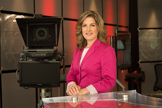 Julie Carpentier, chef d’antenne et présentatrice du Téléjournal en C.-B. et au Yukon. | Photo de Radio-Canada Colombie-Britannique et Yukon