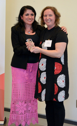  Saša Loggin (à droite), directrice de projets pour la Skeena Diversity Society, recevant le Prix Professionnel pour Service Rendu. | Photo par AMSSA