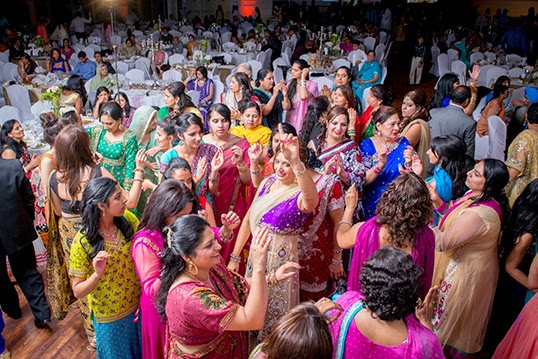 Un mariage indien peut compter de 400 à 1 000 convives. | Photo par Brellow Photography
