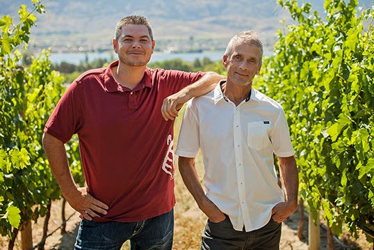 Le vigneron Randy Picton (à droite) et son assistant Justin Hall. | Photo de Nk’Mip Cellars