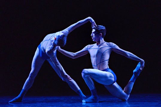 Les danseurs de Ballet BC Darren Devaney et Andrew Bartee dans Aura. | Photo par Michael Slobodian