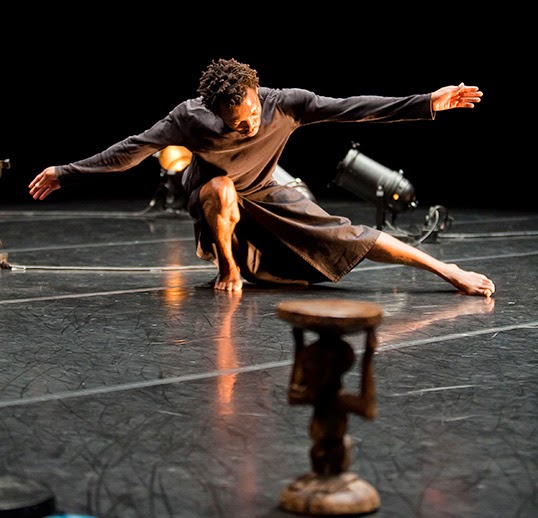 Faustin Linyekula en solo dans son spectacle Cargo. | Photo par Agathe Poupeney