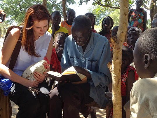 Treana Peake dans les villages de Alel Chok au Sud Soudan en 2012. | Photo de Obakki Foundation