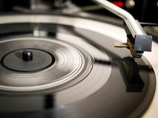 Les ventes de vinyles explosent depuis quelques années. | Photo par Darren Cowley