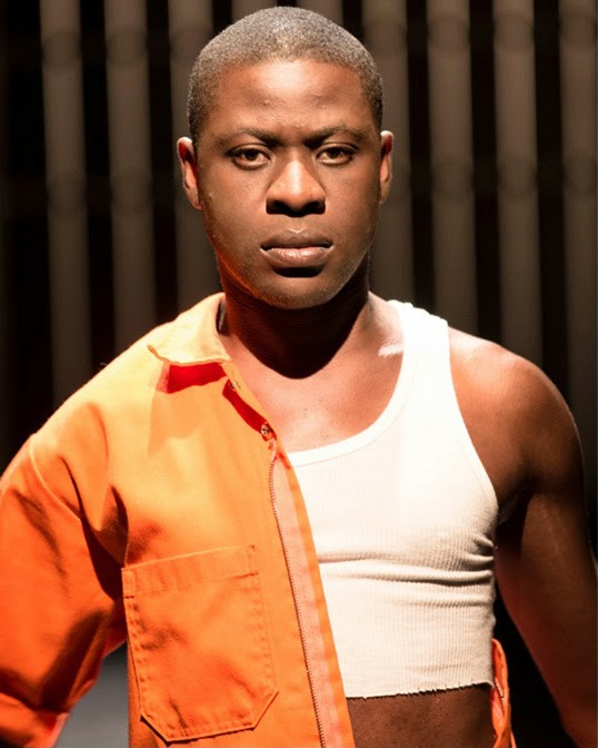 Tawiah M’Carthy interprète un jeune immigrant homosexuel dans la pièce Obaaberima. | Photo par Jeremy Mimnagh