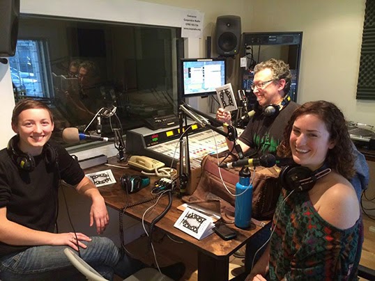 Hors antenne, les rires de Nou Dadoun, animateur à Co-op Radio, avec ses invités Meagan McAneeley et Roisin Adams de Hildegard’s Ghost. | Photo de Co-op Radio