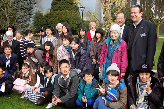 Des étudiants japonais visitent l’arbre de l’amitié à l’Hôtel de ville le 2 avril 2015. | Photo de Mairie de Vancouver