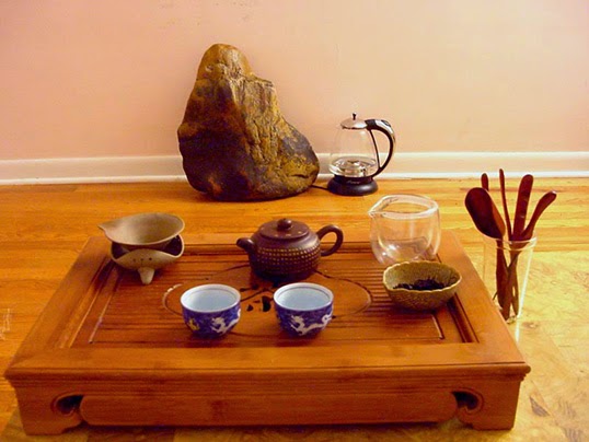 Une table de thé Gong Fu Cha avec ses accessoires. | Photo par Neptunati