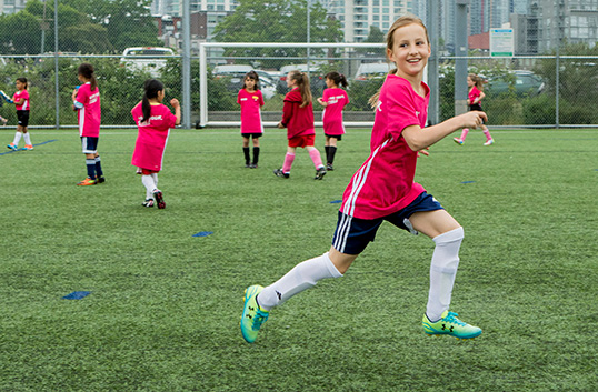Le 23 mai en avant-goût de la coupe du monde de football féminin, l’association BC Soccer organisait à Vancouver le festival Live Your Goals (Atteins tes objectifs) pour inspirer les jeunes joueuses de la province. | Photo par Bob Frid, BC Soccer Association