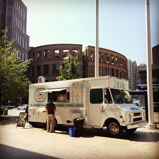 Le food truck C’est si bon devant la bibliothèque centrale. | Photo de C’est si bon