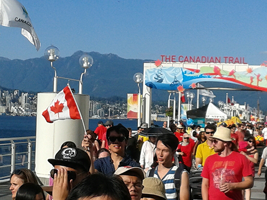 Les Vancouvérois de tous les horizons célèbrent la Fête du Canada à Canada Place. La dynamique multiculturaliste change le visage de Vancouver. | Photo par Luc Bengono