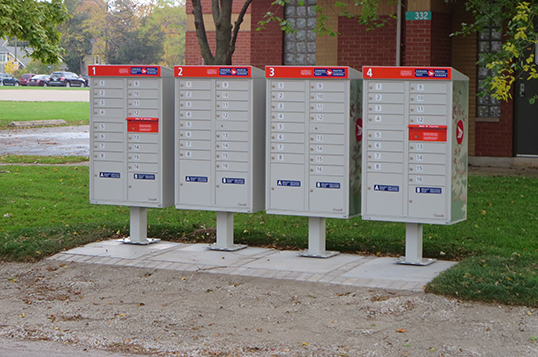 L’arrivée des boîtes postales communautaires. | Photo par William Mewes