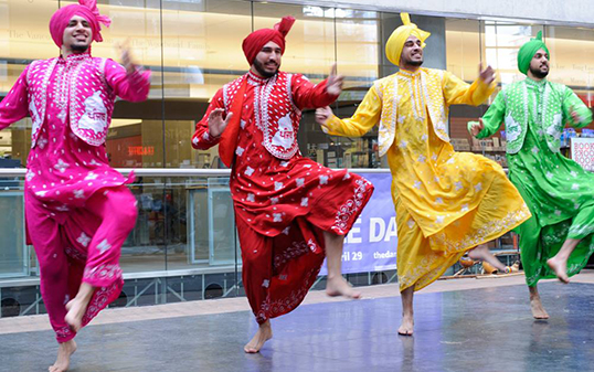 Le bhangra est une danse folklorique du Pendjab qui se pratique au Dance Centre. | Photo de Discover Dance