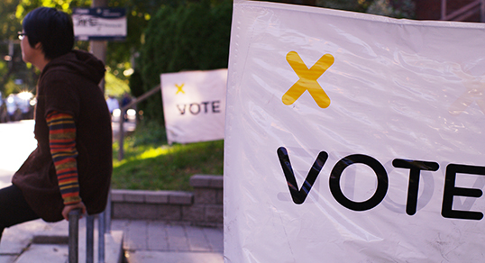 Des panneaux pour encourager les électeurs à aller voter. | Photo par knehcsg