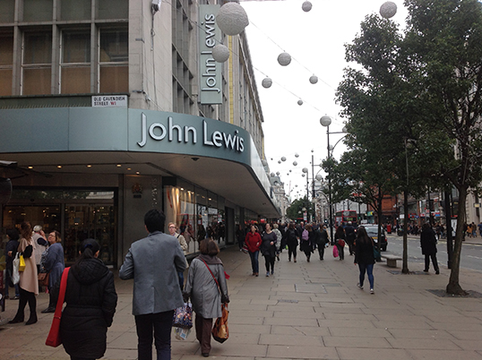 L’entrée du magasin John Lewis à Londres. | Photo par Pascal Guillon