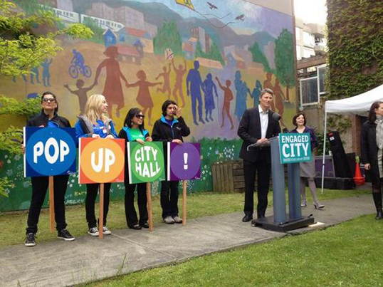 La mairie de Vancouver rencontre ses citoyens en dehors de l’hôtel de ville. | Photo de la ville de Vancouver