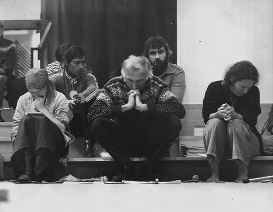 Jean Vanier (centre) en prière | Photo de L’Arche France