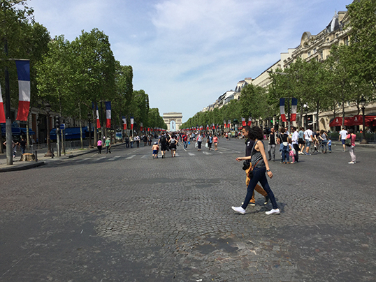 Les Champs-Élysées sans voitures. | Photo par Pascal Guillon