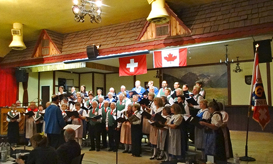 Le VIFC et le chœur suisse à l’occasion du concert annuel du chœur suisse de Vancouver le 13 juin 2015 au Vancouver Alpen Club. | Photo par Bernie Strotmann