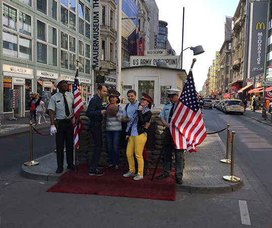 Checkpoint Charlie devenu un piège à touristes. | Photo de Pascal Guillon
