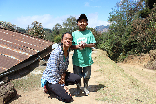 La récipiendaire Olivia Rousseau en compagnie d’Alfredo, un petit garçon rencontré lors de son voyage au Guatemala en mars dernier. | Photo par Julio, le frère d’Alfredo