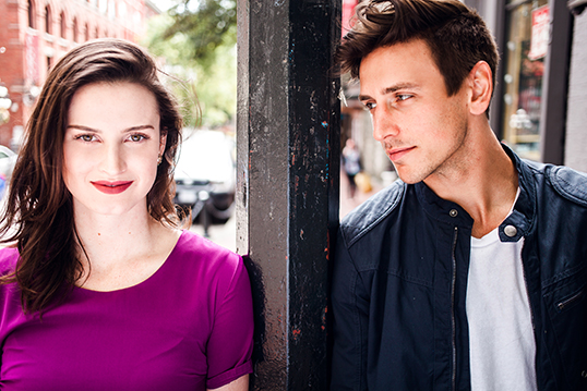 Suivez Tom et Charlotte à travers les rues de Gaston. | Photo de George Lawson Photography