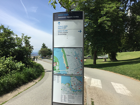 Les panneaux d’informations touristiques sont en anglais à Vancouver. | Photo par Pascal Guillon