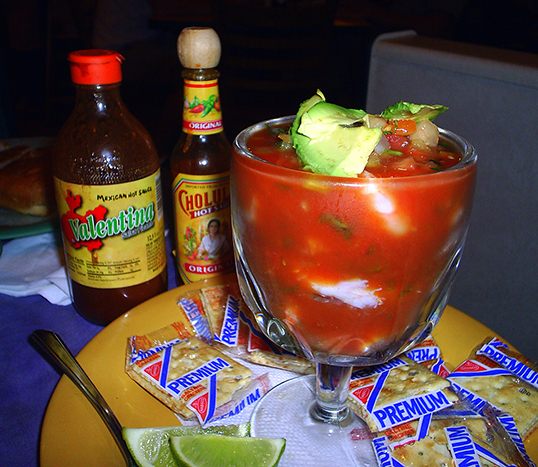 La salsa Valentina me rappelle le Mexique et la cuisine ranchera de mes tantes. | Photo par A.J. Gazmen